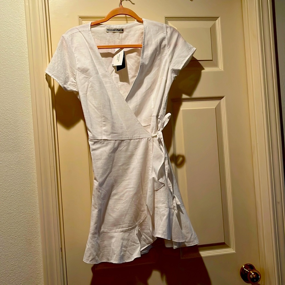 White Abercrombie and Fitch wrap dress. Size S